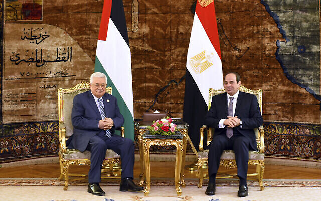 Sur cette photo fournie par le bureau des médias de la présidence égyptienne, le président égyptien Abdel-Fattah el-Sissi, à droite, rencontre le président de l'Autorité palestinienne Mahmoud Abbas, dimanche 21 avril 2019, au Caire, en Égypte. (Bureau des médias de la présidence égyptienne via AP)