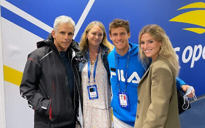 (De gauche à droite) Ben Stiller, Christine Taylor, Diego Schwartzman et Eugenia De Martino à l'US Open de New York. (@eugedemartino Instagram stories via JTA)