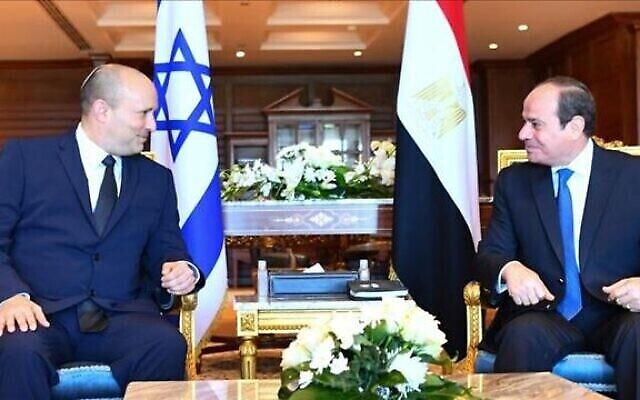Le Premier ministre Naftali Bennett, à gauche, et le président égyptien Abdel-Fattah el-Sissi se rencontrent à Sharm el-Sheikh, le 13 septembre 2021. (Crédit : Présidence égyptienne)