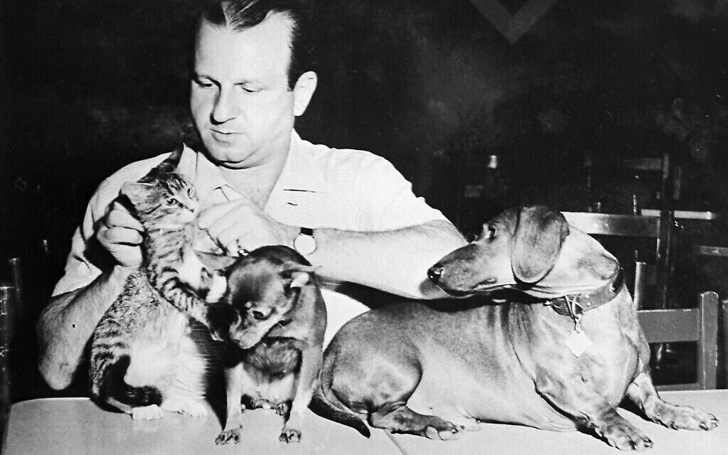 Jack Ruby, propriétaire d'une boîte de nuit à Dallas, qui a tué Lee Harvey Oswald, est représenté avec ses animaux domestiques. Cette photo non datée se trouvait sur le mur du bureau de Ruby. (AP Photo)