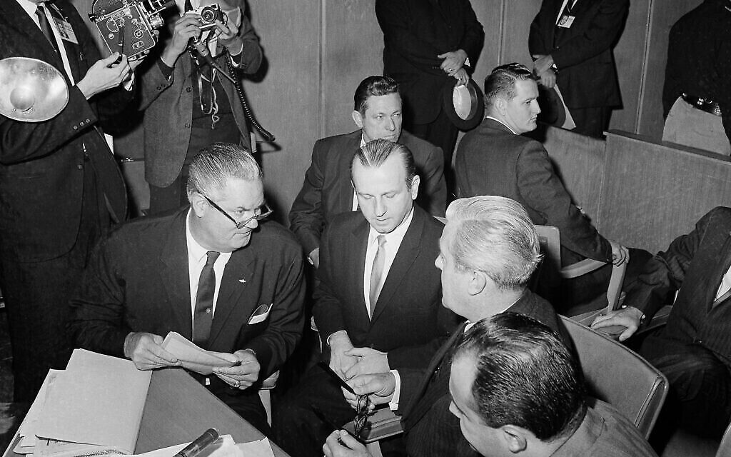 Jack Ruby, assis, deuxième à partir de la gauche, avec ses avocats, dont Sam Houston Clinton, lors de son audience sur la santé mentale à Dallas, Texas, le 15 octobre 1965. (AP Photo/Dave Taylor)