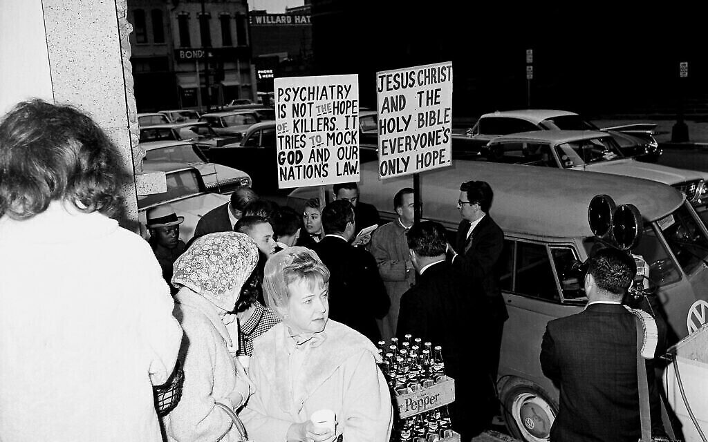 Des manifestants tiennent des pancartes devant le palais de justice où se sont déroulés le procès et la condamnation de Jack Ruby à Dallas, Texas, le 9 mars 1964.  (AP Photo)