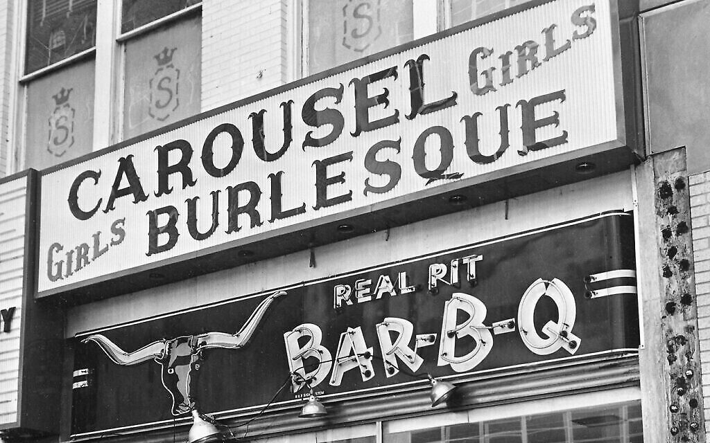 L'entrée et la marquise du club burlesque Carousel, situé au deuxième étage de Commerce Street à Dallas, au Texas, le 24 novembre 1963, le jour où Jack Ruby, l'exploitant du club, a tiré sur Lee Harvey Oswald, l'assassin présumé de John F. Kennedy. (AP Photo)