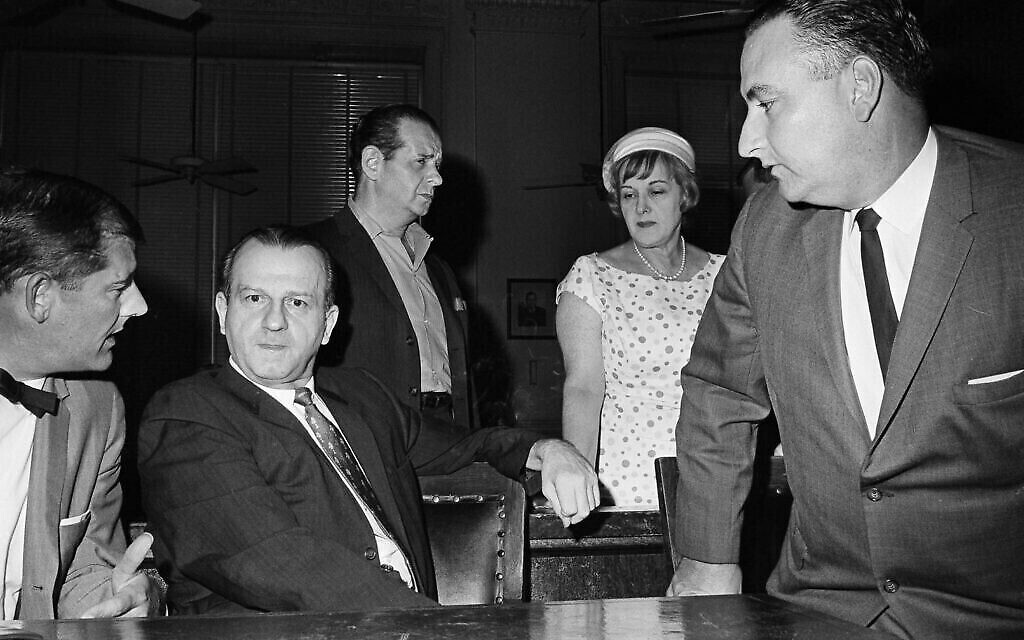Jack Ruby s'entretient avec l'avocat de la défense, Sam Houston Clinton Jr, à gauche, le 24 juillet 1965, après que le juge de district Louis Holland a rejeté une requête de la défense visant à disqualifier le juge Joe B. Brown de la suite de la procédure dans l'affaire dans laquelle Ruby a été reconnu coupable et condamné à mort pour avoir tiré sur l'assassin présidentiel Lee Harvey Oswald. (AP Photo/Ferd Kaufman)