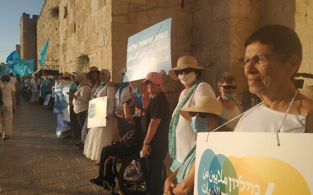 Des femmes israéliennes et palestiniennes défilent à Jérusalem pour réclamer la paix, le 22 septembre 2021 (Crédit: Women Wage Peace)