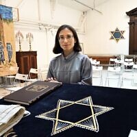 Iris Ferreira, femme rabbin, pose pour une photo dans la synagogue de l'Union juive libérale de Strasbourg, ville située dans l'Est de la France, le 23 septembre 2021. (Crédit :   Frederick FLORIN / AFP)