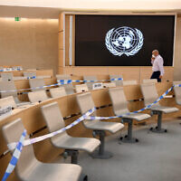 La salle du Conseil des droits de l'Homme à l'ONU préparée pour une session, à Genève, le 13 septembre 2021. (Crédit : Fabrice Coffrini/AFP/Getty Images via JTA)
