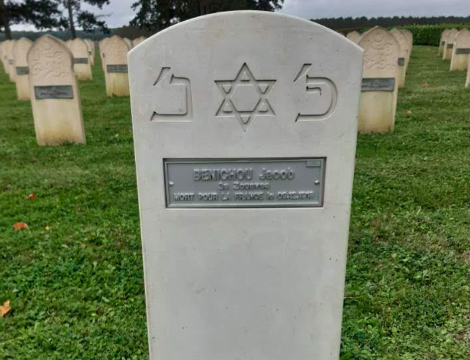 USA : deux pierres tombales d'un cimetière militaire ornées de croix  gammées - The Times of Israël