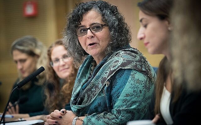 La députée Aida Touma-Sliman préside une réunion de la commission du statut de la femme et de l'égalité des sexes à la Knesset, le 21 novembre 2017. (Crédit : Yonatan Sindel/Flash90)
