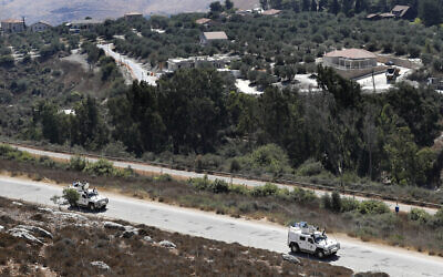Illustration : Des Casques bleus espagnols de l'ONU patrouillent le long de la frontière libano-israélienne, avec le village israélien de Metulla en arrière-plan, le 2 septembre 2019. (Crédit : AP Photo/Hussein Malla, File)