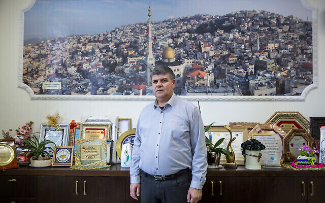 Samir Sobhi Mahamid, maire de la ville arabe d'Umm al-Fahm en Israël, dans son bureau, le 4 février 2020. (Crédit : AP Photo/Oded Balilty)