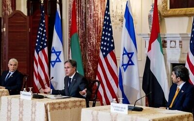Le secrétaire d'État américain Antony Blinken, accompagné par le ministre israélien des Affaires étrangères Yair Lapid, à gauche, et le ministre des Affaires étrangères des EAU, Sheikh Abdullah bin Zayed al-Nahyanin, à droite, lors d'une conférence de presse au département d'État de Washington, le 13 octobre 2021. (Crédit : Andrew Harnik/AP)