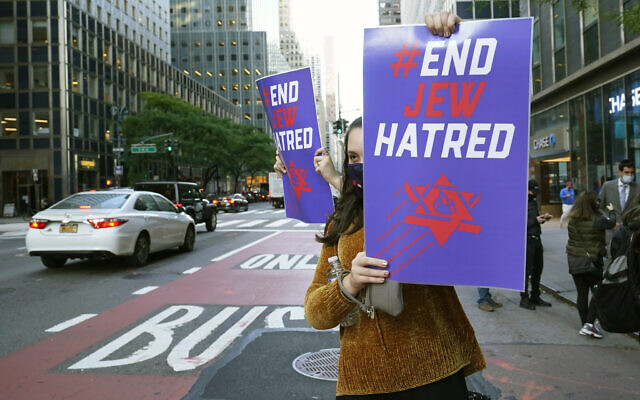 Illustration : Une jeune femme tient un panneau contre l'antisémitisme, le 15 octobre 2020, à New York. (AP Photo/Kathy Willens)