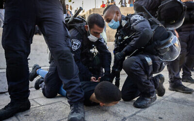 La police arrête un jeune Palestinien devant la porte de Damas, près de la vieille ville de Jérusalem, le 20 octobre 2021. (Crédit : Yonatan Sindel/Flash90)