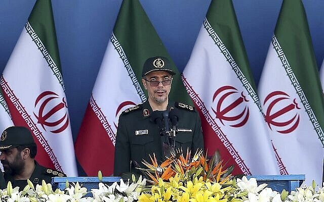 Le chef d'état-major des forces armées iraniennes, le général Mohammad Hossein Bagheri, prononce un discours lors d'un défilé militaire marquant le 36e anniversaire de l'invasion de l'Iran par l'Irak en 1980, devant le sanctuaire du défunt fondateur de la révolution, l'ayatollah Khomeini, juste à l'extérieur de Téhéran, en Iran, le 21 septembre 2016. (Crédit : AP Photo/Ebrahim Noroozi)