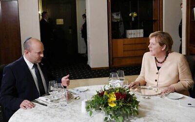 Le Premier ministre Naftali Bennett (à gauche) accueille la chancelière allemande Angela Merkel pour un dîner privé à Jérusalem, le 10 octobre 2021. (Crédit : Koby Gideon/GPO)