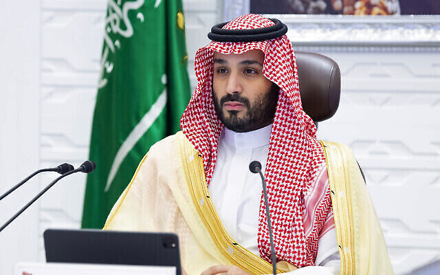 Sur cette photo du 22 novembre 2020, le prince héritier d'Arabie saoudite Mohammed ben Salmane assiste à un sommet virtuel du G-20 organisé par vidéoconférence, à Riyad, en Arabie saoudite. (Crédit : Bandar Aljaloud/Palais royal saoudien via AP, Fichier)