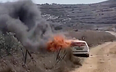 Une voiture en feu près du village de Turmus Ayya en Cisjordanie, après qu'elle a été incendiée par des résidents d'implantation d'un avant-poste voisin, le 23 octobre 2021. (Crédit : capture d'écran : Twitter)