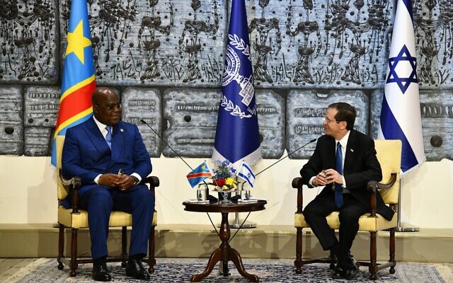 Le président Isaac Herzog, à droite, rencontrant le président de la République démocratique du Congo, Félix Tshisekedi, à la résidence présidentielle, à Jérusalem, le 27 octobre 2021. (Crédit : Haïm Zach/GPO)