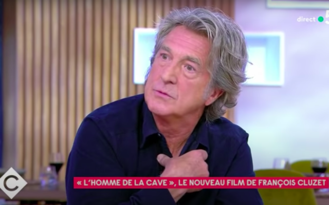 L’acteur François Cluzet sur le plateau de l’émission « C à vous » sur France 5, le 6 octobre 2021. (Crédit : capture d’écran YouTube / France 5)