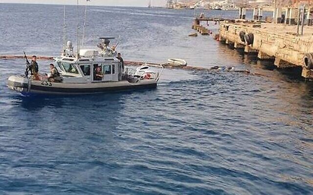 Un navire de la marine israélienne opère au large de la côte d'Eilat après une marée noire, le 14 octobre 2021. (Crédit : Eli Warburg et Oz Goren/Ministère de la protection de l'environnement)