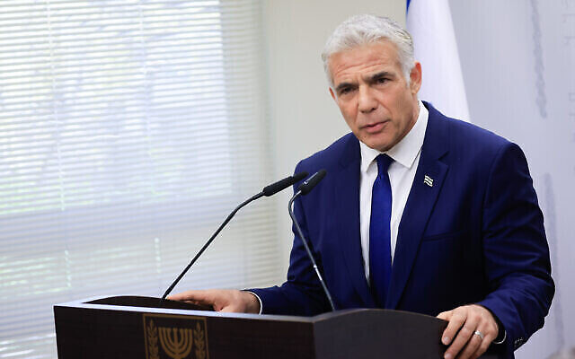 Le chef du parti Yesh Atid, Yair Lapid, s'exprime lors d'une réunion de sa faction à la Knesset, à Jérusalem, le 4 octobre 2021. (Crédit : Olivier Fitoussi/Flash90)