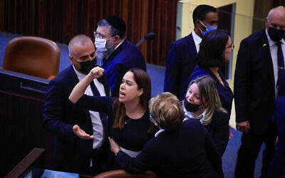 La députée Likud May Golan exclu de la séance plénière lors de la session d'ouverture de la Knesset, le 4octobre 2021. (Crédit : Olivier Fitoussi/Flash90)