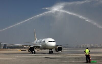 Un avion A320 de Gulf Air en provenance de Manama, la capitale du Bahreïn, est accueilli à son arrivée à l'aéroport Ben Gurion, près de Tel Aviv, le 30 septembre 2021. (Crédit : Photo par EMMANUEL DUNAND / AFP)