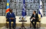 Le président Isaac Herzog (à droite) rencontre le président de la République démocratique du Congo, Félix Tshisekedi, à la résidence du président à Jérusalem, le 27 octobre 2021. (Crédit : Haim Zach/GPO)