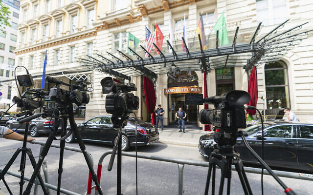Des caméras de télévision devant le "Grand Hotel Vienna" où se déroulent les négociations nucléaires à huis clos à Vienne, en Autriche, le 20 juin 2021. (Crédit : Florian Schroetter/AP)