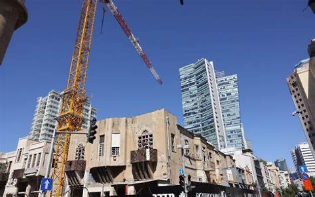 Un vieil immeuble jouxte des tours luxueuses aux abords du boulevard Rothschild de Tel Aviv, le 8 septembre 2021. (Crédit : Nati Shohat/Flash 90) :