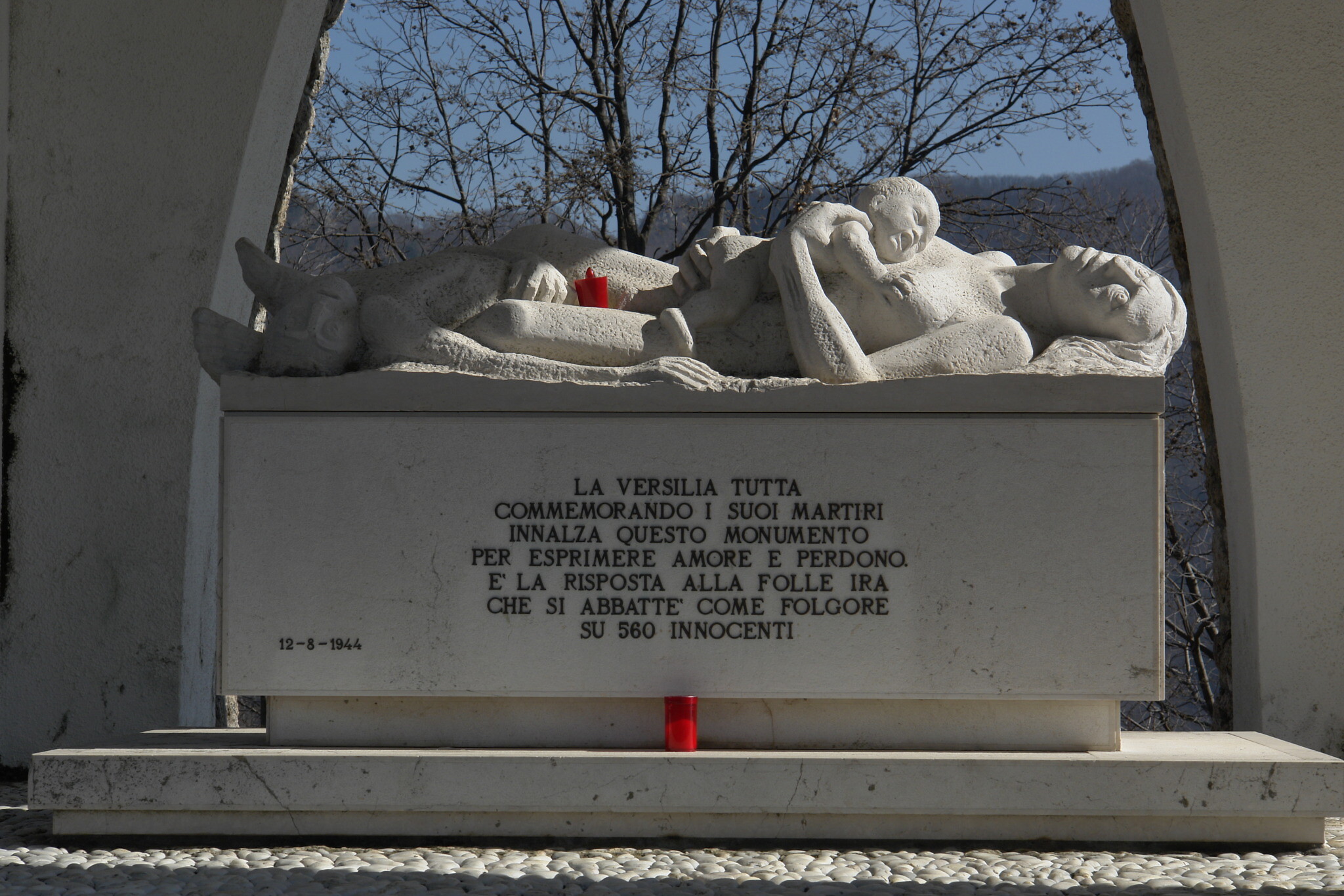 Sculpture commémorative du massacre de Sant' Anna di Stazzema, le 22 février 2008. (Crédit : Wikimedia Commons/ Hans Peter Schaefer)