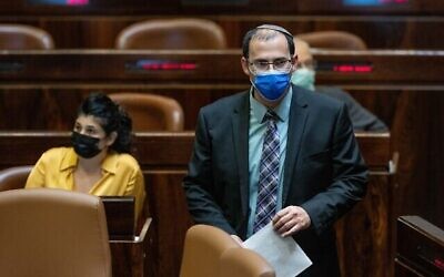 Le député du Sionisme Religieux Simcha Rotman lors d'une session plénière dans la salle d'assemblée de la Knesset, à Jérusalem, le 13 octobre 2021. (Crédit : Yonatan Sindel/Flash90)