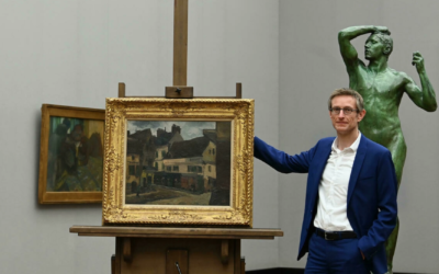 Ralph Gleis, historien de l'art et directeur de galerie allemand, à côté d'un tableau de Pissarro spolié par les nazis, le 18 octobre 2021. (Crédit : CHRISTOF STACHE / AFP)