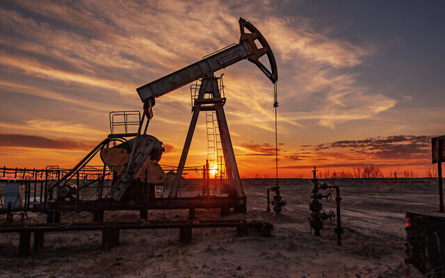 Photographie illustrative d'un forage pétrolier sur la terre ferme. (bashta, iStock at Getty Images)