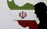 Illustration : Un expert en cybersécurité se tient devant une carte de l'Iran alors qu'il parle aux journalistes des techniques de piratage iranien, le 20 septembre 2017, à Dubaï, aux Émirats arabes unis. (Crédit: AP/Kamran Jebreili)