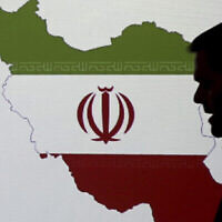 Illustration : Un expert en cybersécurité se tient devant une carte de l'Iran alors qu'il parle aux journalistes des techniques de piratage iranien, le 20 septembre 2017, à Dubaï, aux Émirats arabes unis. (Crédit: AP/Kamran Jebreili)