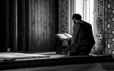 Illustration d'un musulman lisant le Coran dans une mosquée. (Crédit : Pixabay)