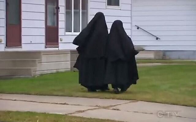 Des filles de Lev Tahor se promenant à Chatham, en Ontario, en décembre 2013. (capture d'écran : YouTube)