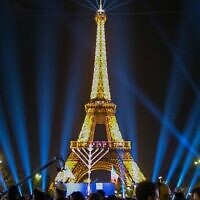 Des milliers de personnes participent à la cérémonie publique annuelle d'allumage de la ménorah du Chabad-Lubavitch au pied de la Tour Eiffel à Paris, le dimanche 6 décembre 2015, la première nuit de Hanoukka. (Crédit : Chabad.org/Thierry Guez)