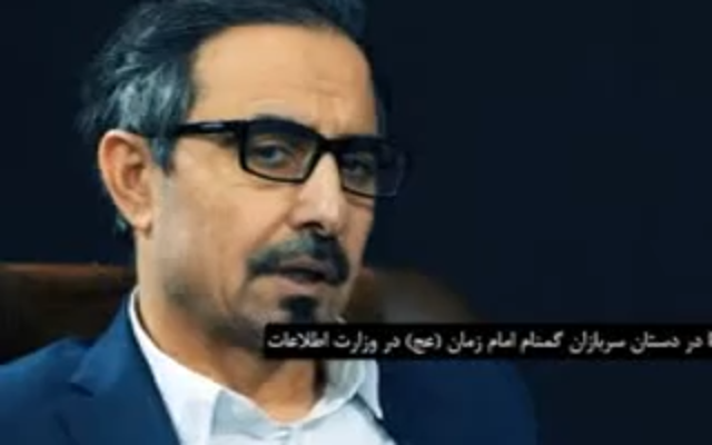 Habib Chaab à la télévision d'État iranienne, avouant l'attaque d'un défilé militaire deux ans plus tôt, en novembre 2020. (Crédit : Capture d'écran vidéo)