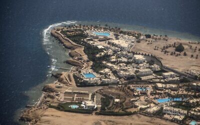 Vue aérienne d'un complexe hôtelier de luxe dans la station balnéaire égyptienne de Charm el-Cheikh sur la mer Rouge, à l'extrémité sud de la péninsule du Sinaï, le 27 septembre 2021. (Crédit : Khaled DESOUKI / AFP)