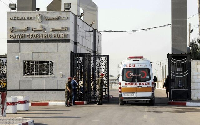 Photo d'illustration : Une ambulance passe en Égypte par le poste frontière de Rafah, dans le sud de la bande de Gaza, le 15 novembre 2021. (Crédit : AFP)
