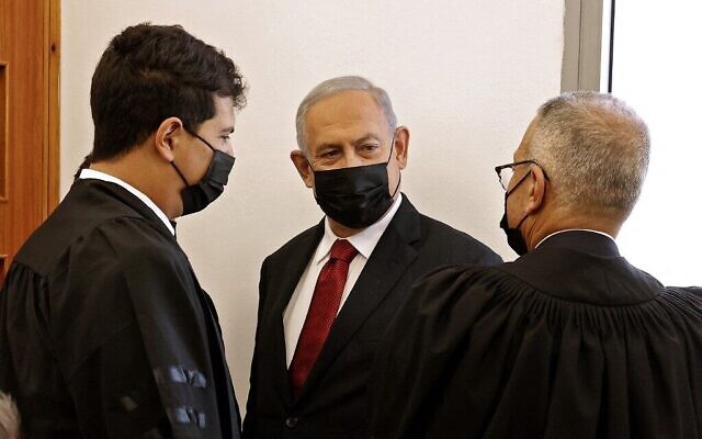 L'ex-Premier ministre Benjamin Netanyahu, au centre, arrive pour une audience dans son procès pour corruption au tribunal de Jérusalem, le 16 novembre 2021. (Crédit : JACK GUEZ / AFP)