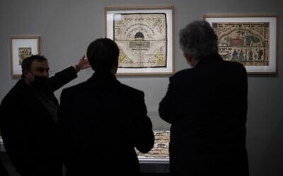 Le président français Emmanuel Macron visite l'exposition "Juifs d'Orient, une histoire plurimillénaire" à l'Institut du Monde Arabe à Paris, le 22 novembre 2021. (Crédit : Yoan VALAT / POOL / AFP)