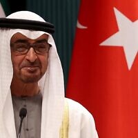 Le prince héritier d'Abou Dhabi, le cheikh Mohammed bin Zayed Al Nahyan, assiste à une signature avec le président turc Recep Tayyip Erdogan concernant les accords entre les deux pays au complexe présidentiel à Ankara, le 24 novembre 2021. (Crédit : Adem ALTAN / AFP)