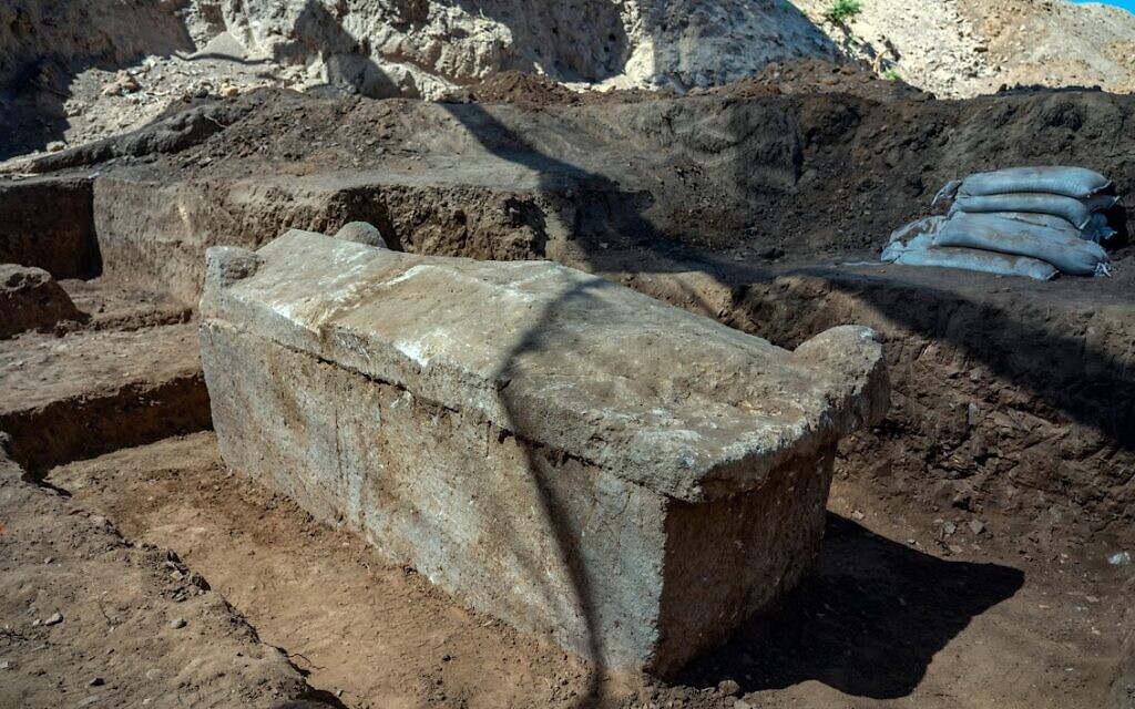 Des tombes de l'époque des Sanhédrins à Yavné. (Crédit : Yaniv Berman/Israel Antiquities Authority)
