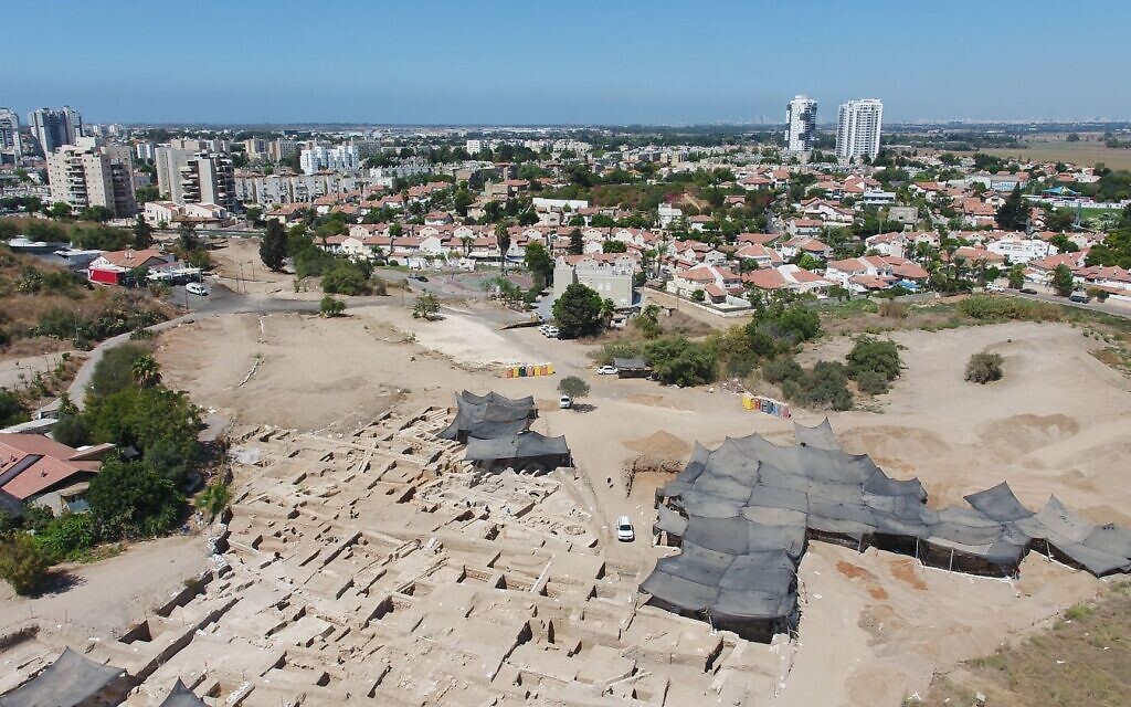Photo aérienne des fouilles à Yavné. (Crédit : Emil Aladjem/Israel Antiquities Authority)