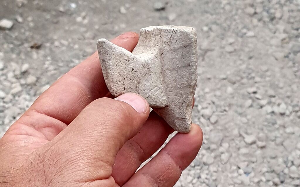 Un fragment de coupe de mesure découvert à Yavné. (Crédit : Pablo Betzer/Israel Antiquities Authority)