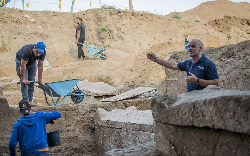 Le directeur des fouilles Pablo Betzer à côté d'une tombe de l'ère des Sanhédrins. (Crédit :  Yoli Schwartz/Israel Antiquities Authority)